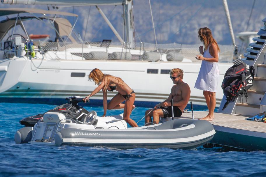 Prosegue a Ibiza la vacanza relax del giocatore tedesco Mario Goetze e della sua avvenente fidanzata Ann Kathrin, tra moto d’acqua e bagni di fango (Olycom)